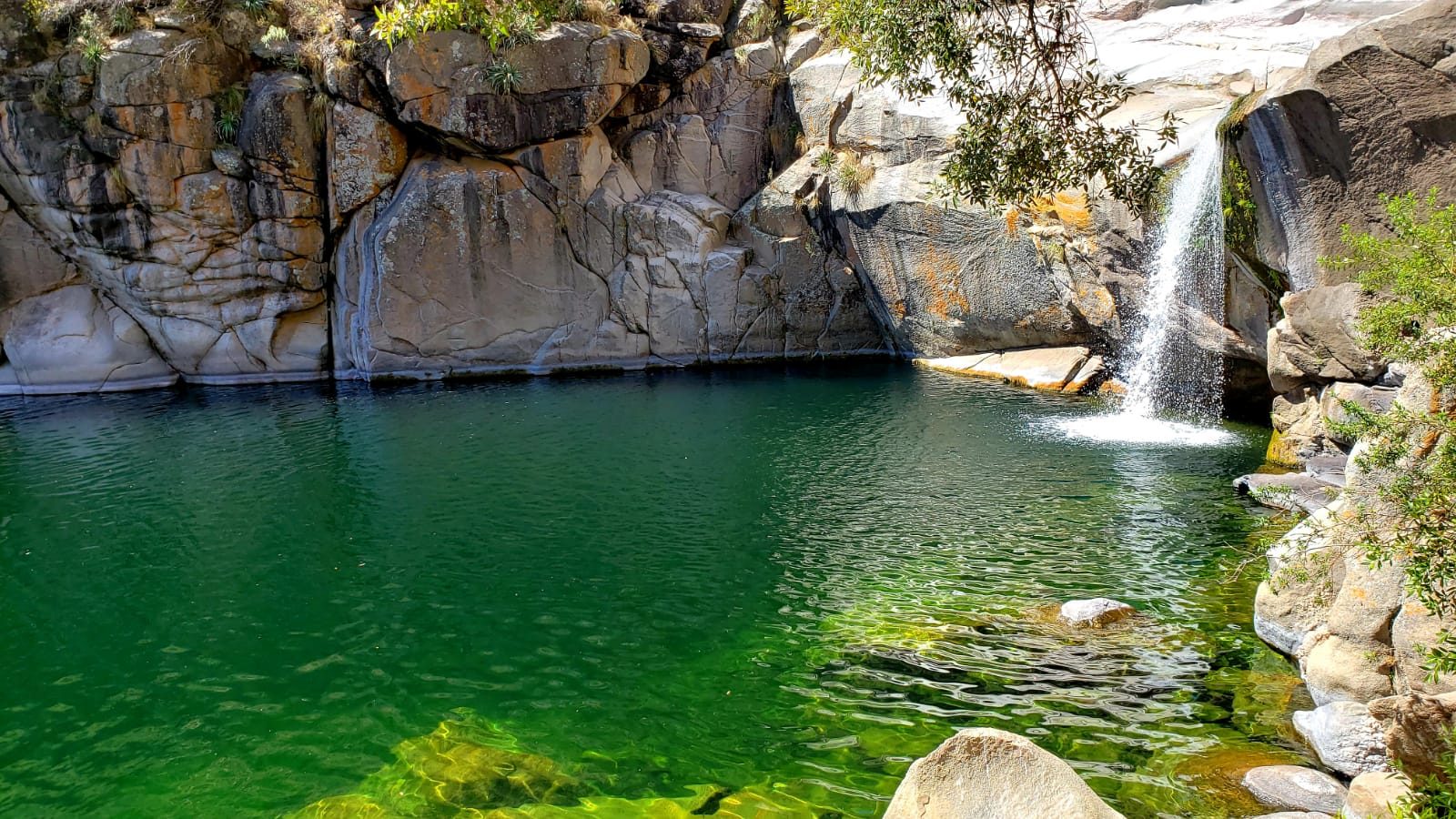 Olla natural de agua verde con cascada