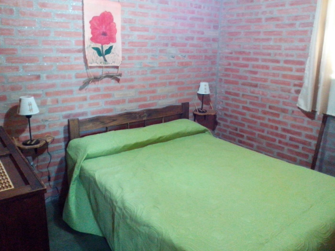 Dormitorio con cama matrimonial