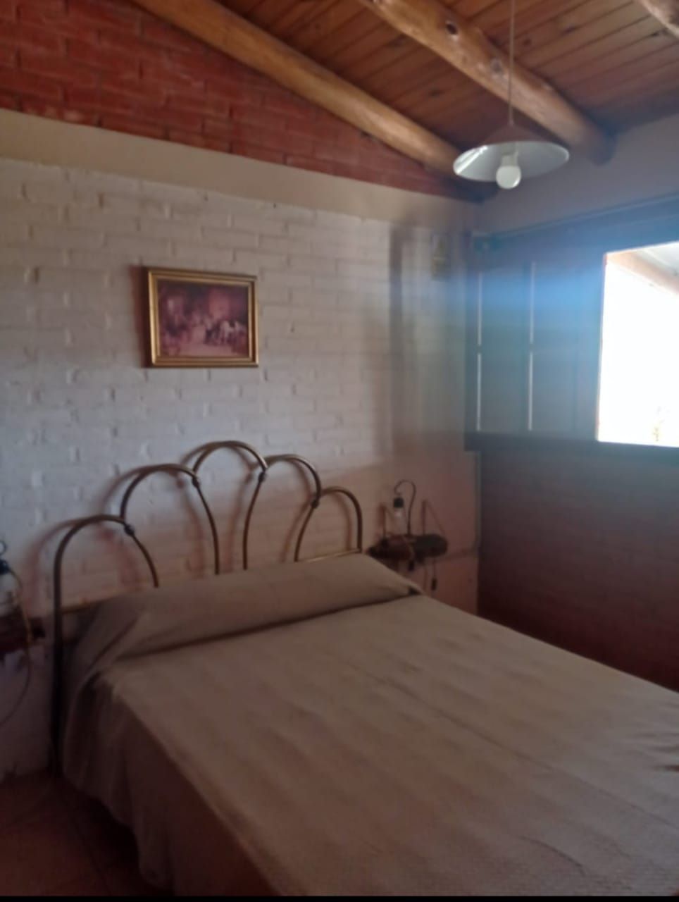 Dormitorio con cama de bronce