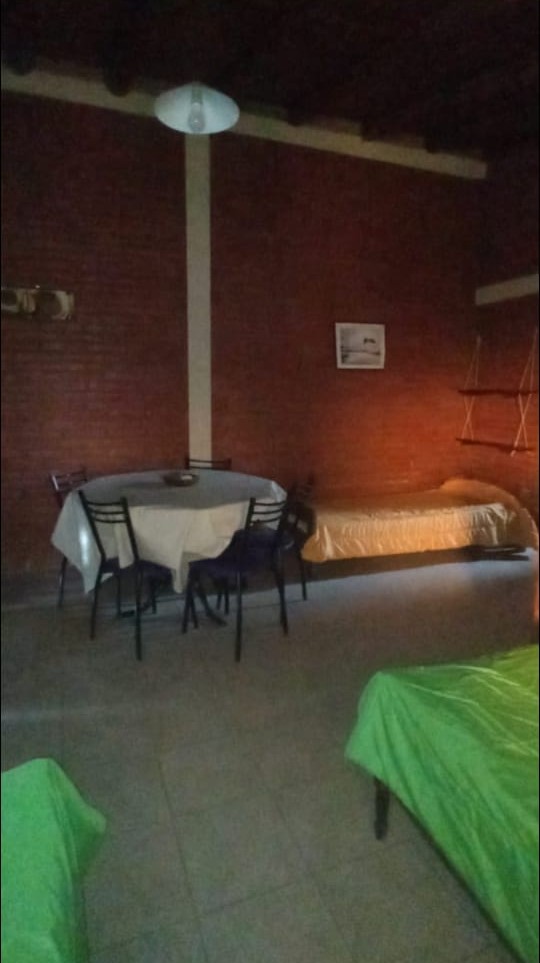 Ambiente con camas y mesa