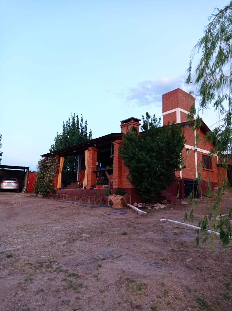 Casa de tres habitaciones al atardecer