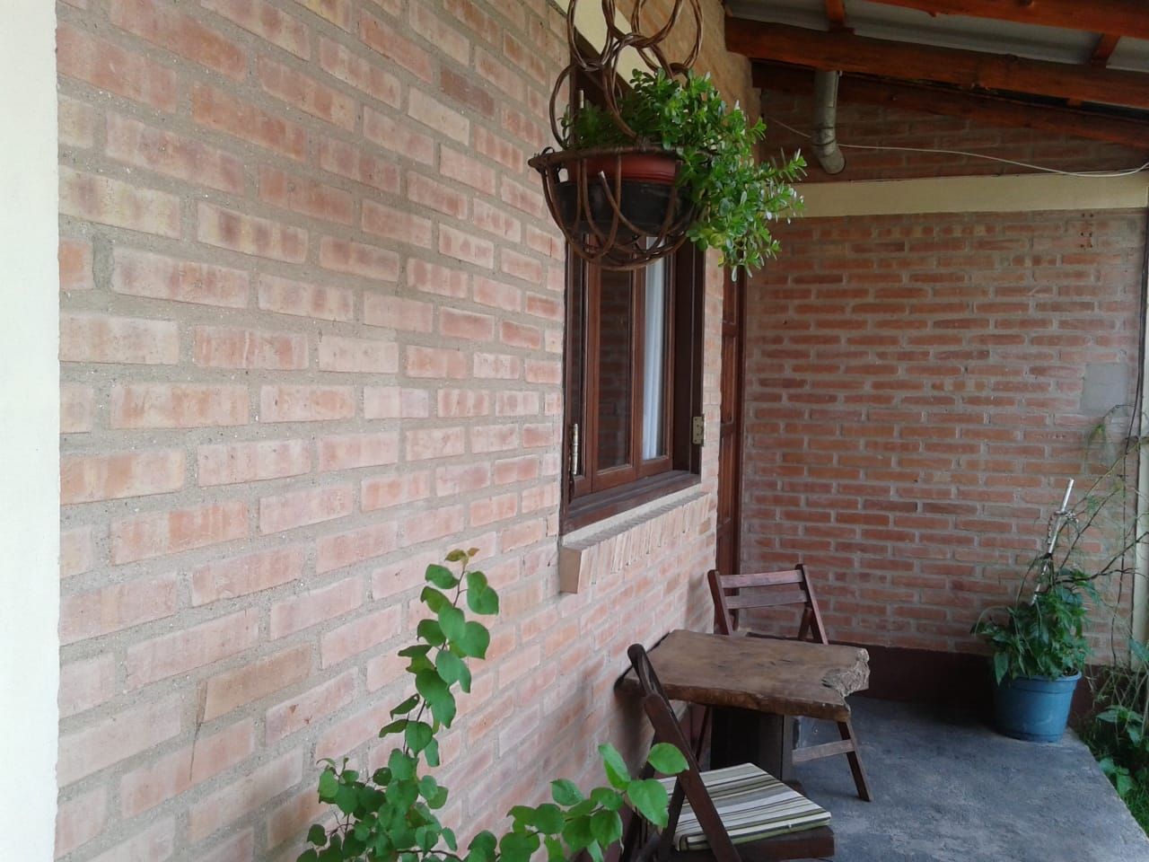 Entrada de una cabaña con flores