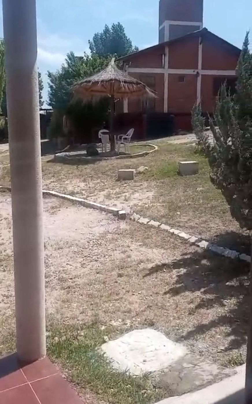 Jardín con sombrilla de paja